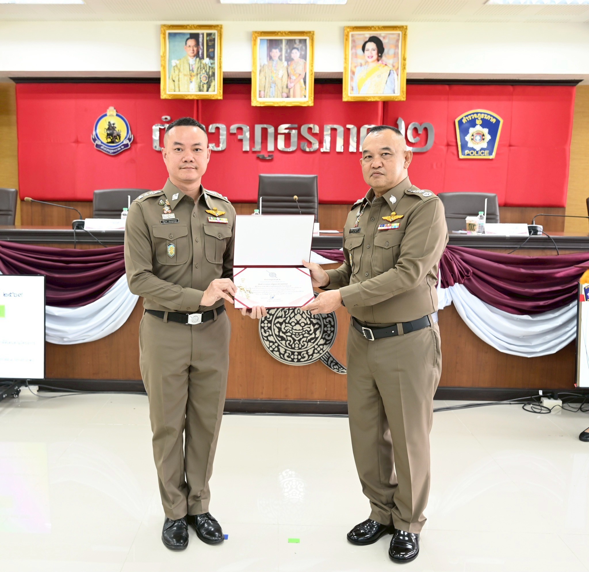 รับมอบใบประกาศชมเชยข้าราชการตำรวจ จากกรณีการปฏิบัติหน้าที่ในคดีอุกฉกรรจ์สะเทือนขวัญ “ปิดจ๊อบคดีโหด”